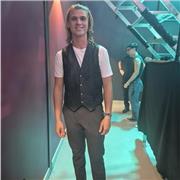 Doy clases de guitarra, para gente principiante y con ganas de aprender, llevo tocando 13 años, y tengo estudios de conservatorio